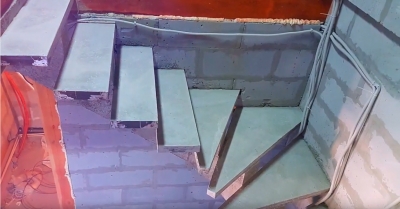 Строительство двух лестниц в таунхаусе в к/п Экодолье